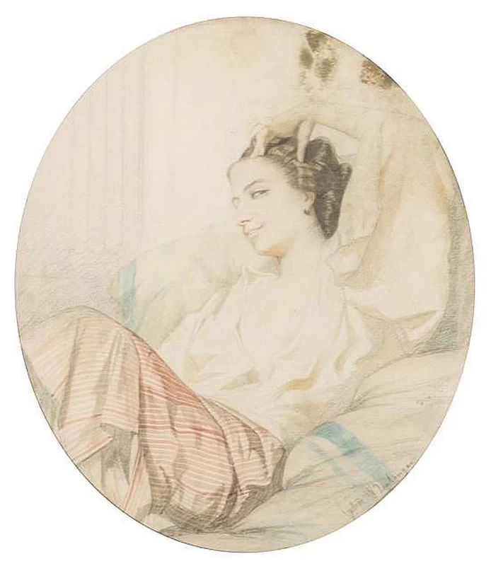 Donna con camicetta aperta sdraiata